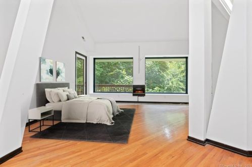 15 Sky Line Dr, Bridgeport CT  06612-1057 exterior