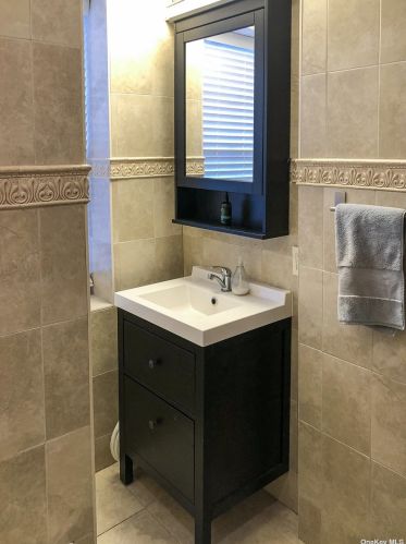 90 Knightsbridge Rd, Great Neck NY  11021-4546 exterior