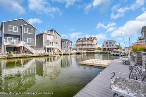 406 Eisenhower Ave, Pelican Island NJ  08751-1625 exterior