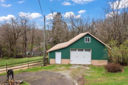 21 Crothers Station Dr, Claysville, PA 15323-2303