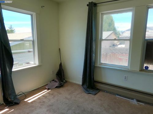 10907 Foothill Blvd, Oakland CA  94605-5203 exterior