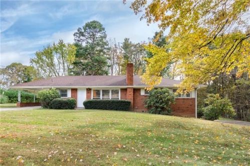 7 Starnes Cove Dr, Asheville, NC 28806-1120