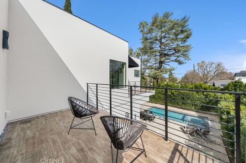 5128 Noble Ave, Van Nuys CA  91403-1376 exterior