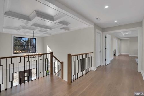 39 Pinehill Dr, Upper Saddle River NJ  07458-1927 exterior