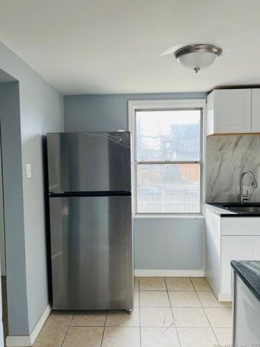 3 Carver St, Bridgeport, CT 06610-2112