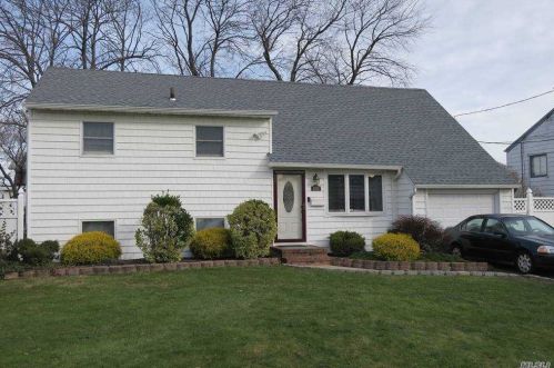 1013 Richmond Ave, North Lindenhurst, NY 11757-2219