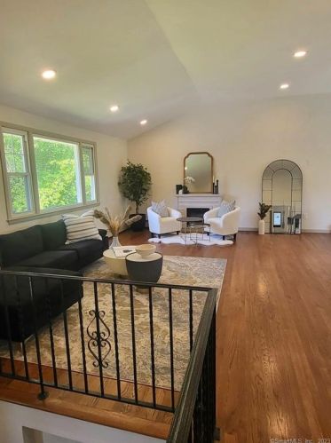 13 Clinton Hill Rd, Waterbury CT  06716-1010 exterior