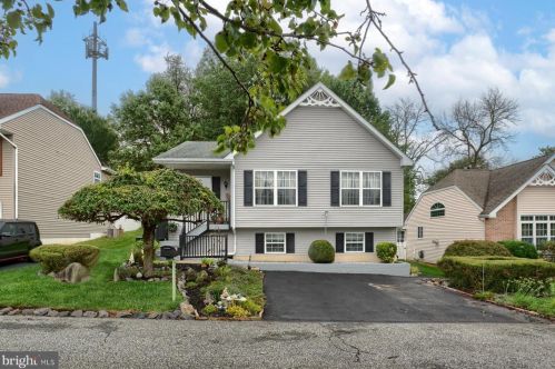 8 Independence Ct, Boothwyn, PA 19061-2481