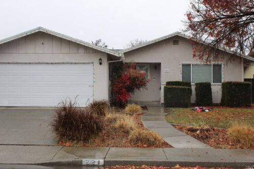 221 Riverdale Ave, Vacaville, CA 95687-6420