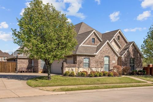 8400 Park Brook Ct, Fort Worth, TX 76182-8801
