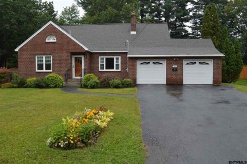 102 Skyway Dr, Schenectady, NY 12302-4146