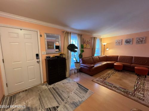 135 Buttonwood Dr, East Brunswick NJ  08816-4404 exterior