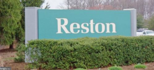 2308 Whitetail Ct, Herndon VA  20191-3018 exterior