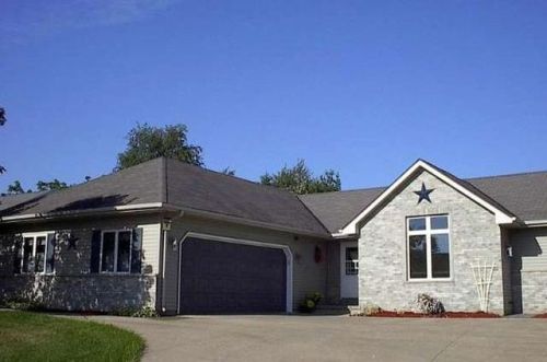 421 Brennan Dr, Walworth, WI 53184-5818