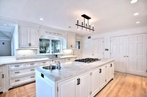 18 Silver Brook Rd, Westport CT  06880-1523 exterior