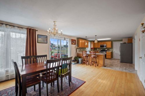 4 Ivans Ln, Dover NH  03820-9131 exterior