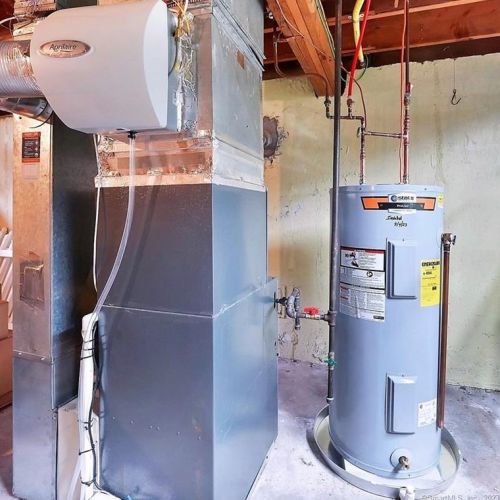 57 Keeney St, Manchester CT 06040-6426 exterior