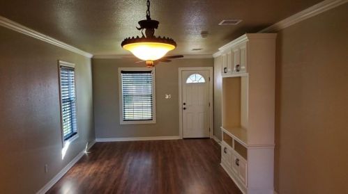 626 Gray Ave, West Columbia, TX 77486-3826