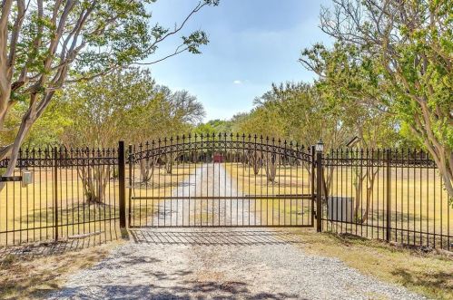 9433 Dickson Rd, Fort Worth, TX 76179-4034