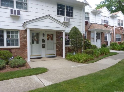 140 Parkside Dr, Airmont, NY 10901-7802
