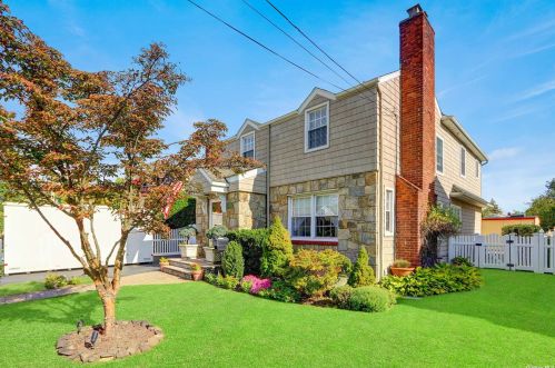 2705 Terrell Ave, Rockville Centre, NY 11572-1135
