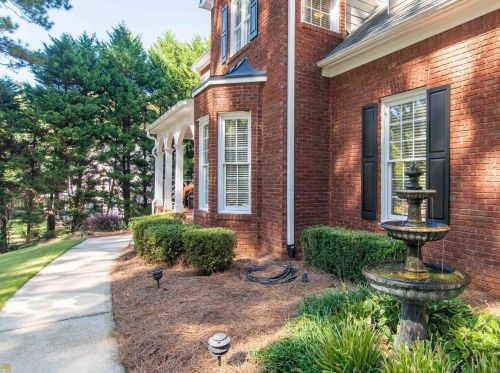 255 Manor Dr, Fayetteville, GA 30215-7606