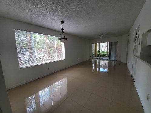 19101 Glenmoor Dr, West Palm Beach, FL 33409-2805