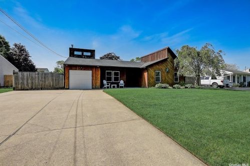 922 Peconic St, Hauppauge, NY 11779-6629