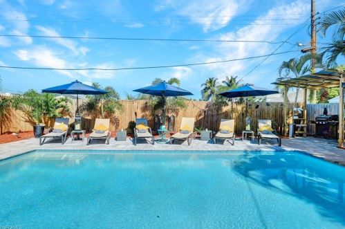 821 91 Ave, Naples FL 34108-2426 exterior