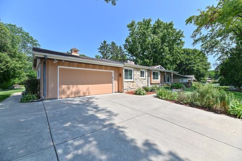 2120 Skyline Rd, Milwaukee, WI 53209-2172