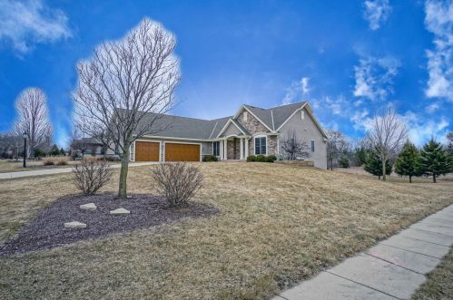 904 Pinehurst Dr, Mukwonago, WI 53149-9444