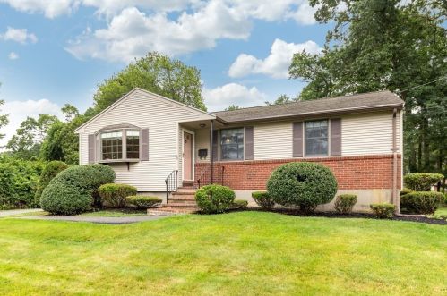 26 Crane St, Avon, MA 02322-1717