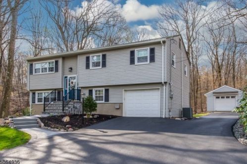 107 Mountain Cir, West Milford Lakes, NJ 07480-3209