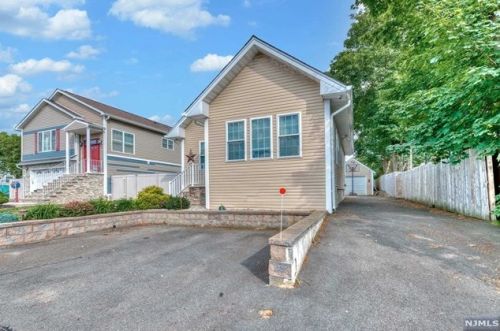 17 Mozart Ave, West Paterson, NJ 07424-3603