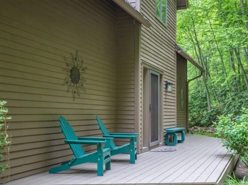 28 Garnet Rd, Roxbury CT  06783-2033 exterior