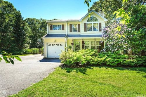 8 Bellows Terrace Rd, Hampton Bays, NY 11946-3503
