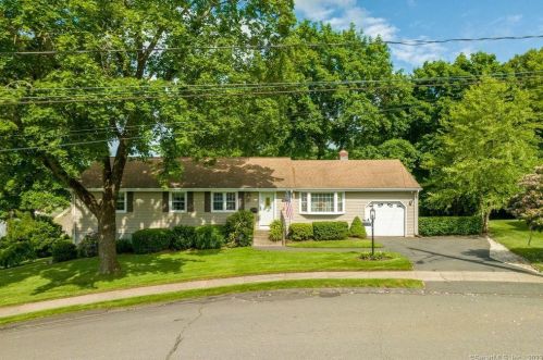 7 Eastwood Dr, Plainville, CT 06062-1409