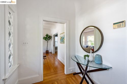 737 61st St, Oakland CA  94609-1207 exterior