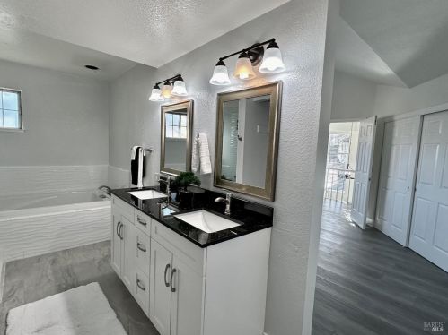 2647 Lago Oaks Dr, Santa Rosa CA  95405-9100 exterior