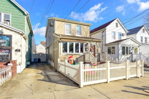 9131 Gold Rd, Jamaica, NY 11417-2416