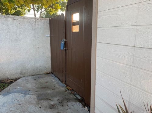 7472 Lionel St, Paramount CA 90723-2025 exterior