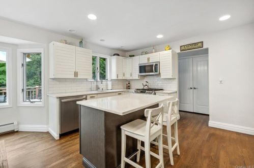 2 Old Farm Ct, West Nyack NY  10994-1210 exterior