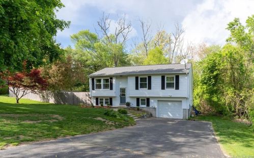 44 Bay Mountain Dr, Norwich, CT 06351-9104
