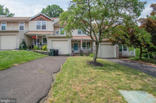 9 Cottonwood Dr, Southampton, PA 18966-2831
