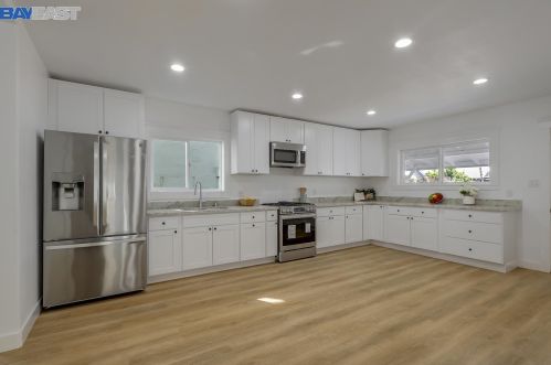 1802 88th Ave, Oakland CA  94621-1008 exterior