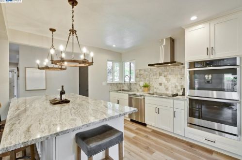 6570 Inglewood Dr, Pleasanton CA  94588-3825 exterior