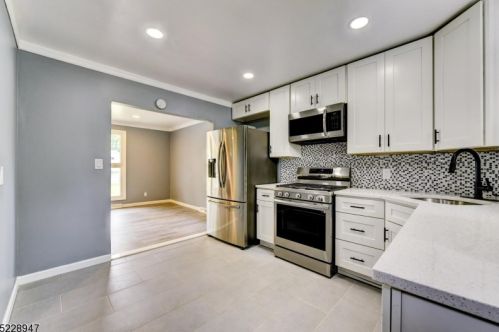 124 Camden Rd, Parsippany NJ  07054-3107 exterior