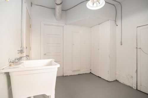 1 Kingsland Pl, Oakland CA  94619-2608 exterior