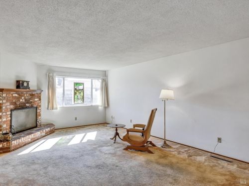 2530 Tamarisk Dr, Santa Rosa, CA 95405-8415