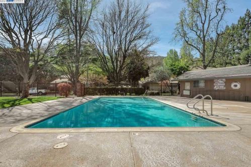 8087 Arroyo Dr, Pleasanton CA  94588-8152 exterior